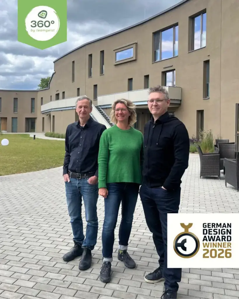 Die Architekten und die Geschäftsführerin Isabel Haufe vor dem 360° Teamgeist Resort Gebäude.